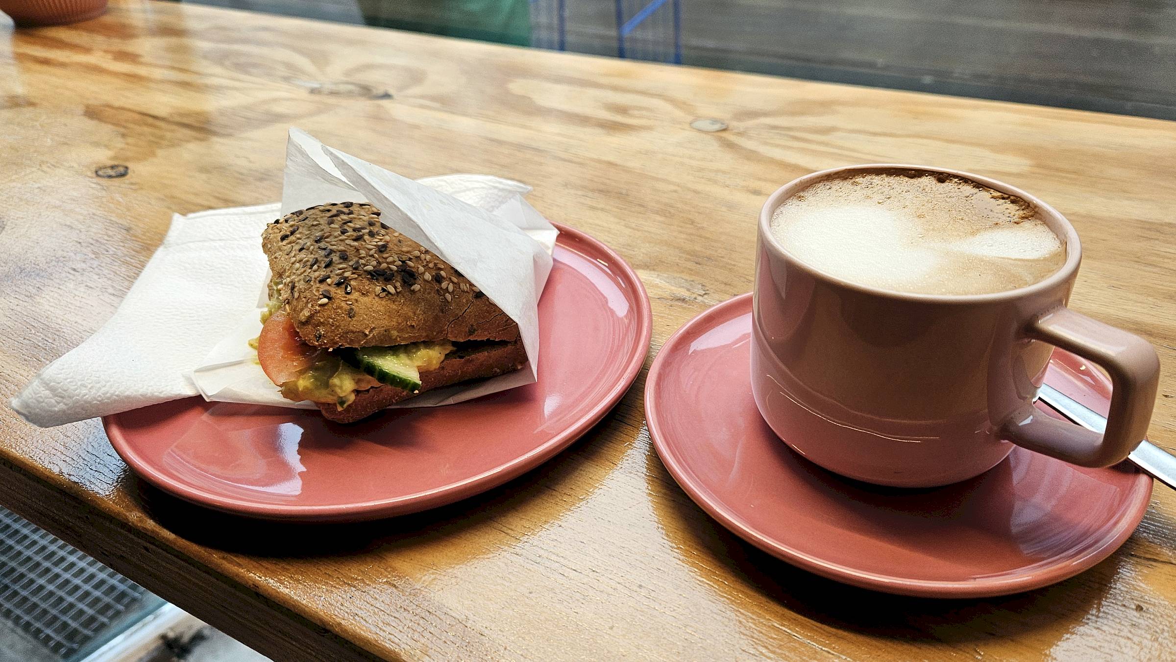 Sesambrötchen mit Eifreisalat und Hafermilch-Cappuccino - Foto: Anton Launer