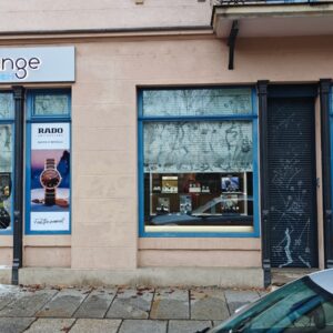 Zerstörte Schaufensterscheibe an der Uhrenlounge - Foto: privat