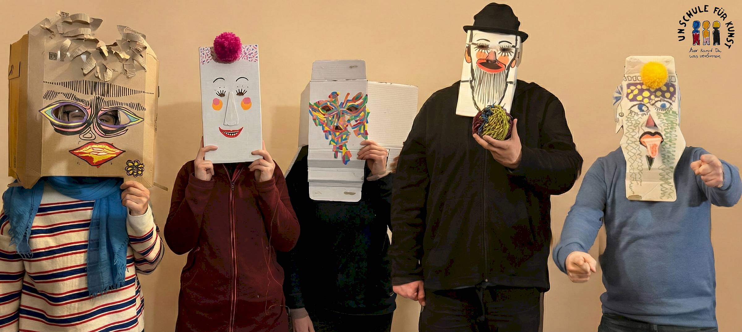 Gruppenbild mit Masken - Unschule für Kunst-in-Dresden - Foto: Institut für Gute Laune