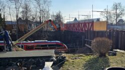 Fabricestraße: Behelfsbrücke eingehoben Die neue Behelfsbrücke ist eine sogenannte Fachwerk-Stahlbrücke. Foto: Anton Launer