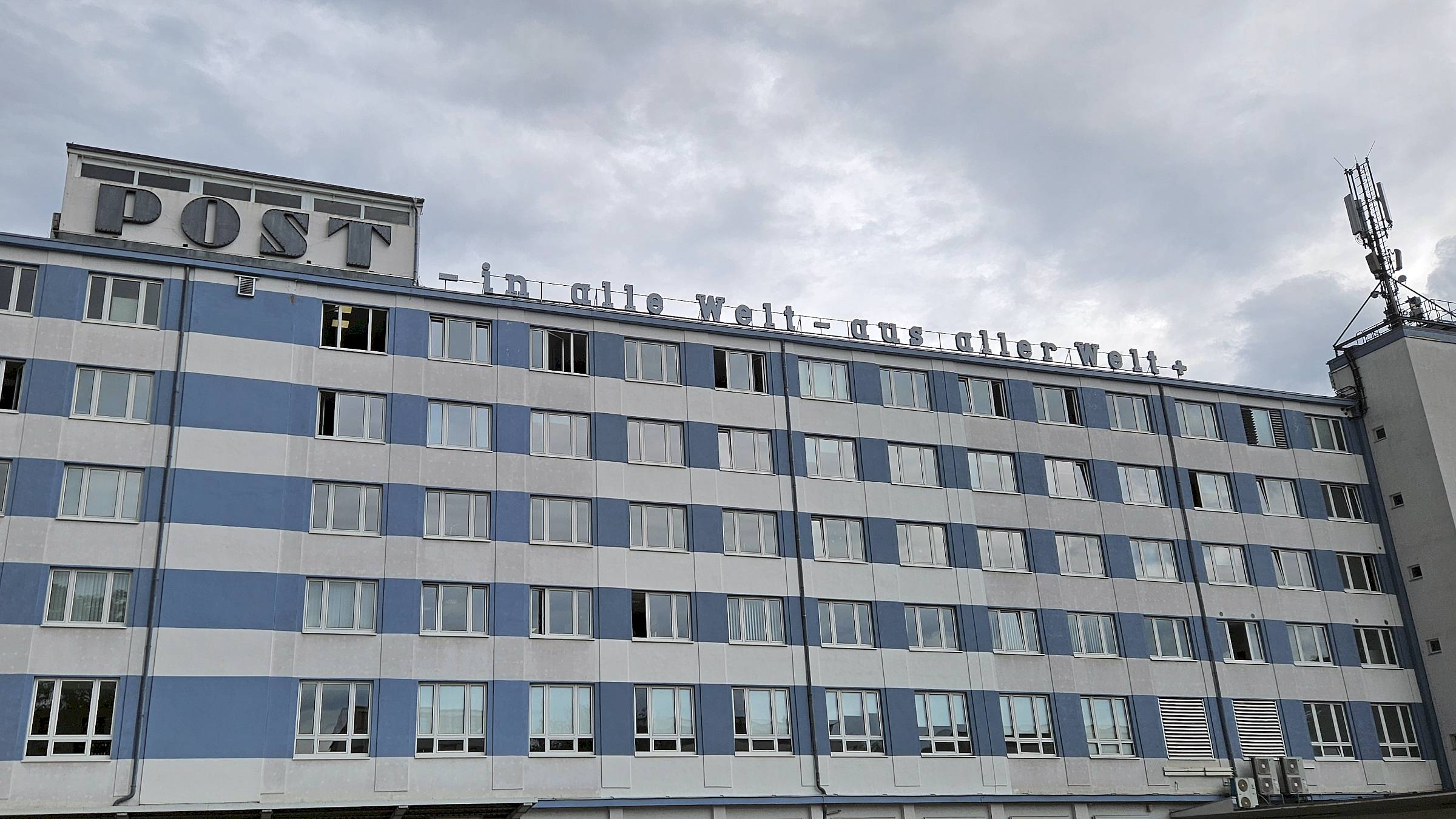 Nö. Hier wird nix mehr verschickt. Das Gebäude, inklusive Schriftzug, bleibt aber - Denkmalschutz. Foto: Anton Launer