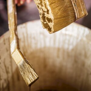 Villa Wigman: Gold und Silber gefunden Das „flüssige Gold“ für die Wände kommt von der Schweizer Manufaktur kt.COLOR und ist eine aus natürlichen Pigmenten hergestellten Farbe. Die Sanierung der ehemaligen Wohnräume von Mary Wigman in der Villa Wigman in Dresden, fotografiert am 12. Februar 2026. Foto: André Wirsig