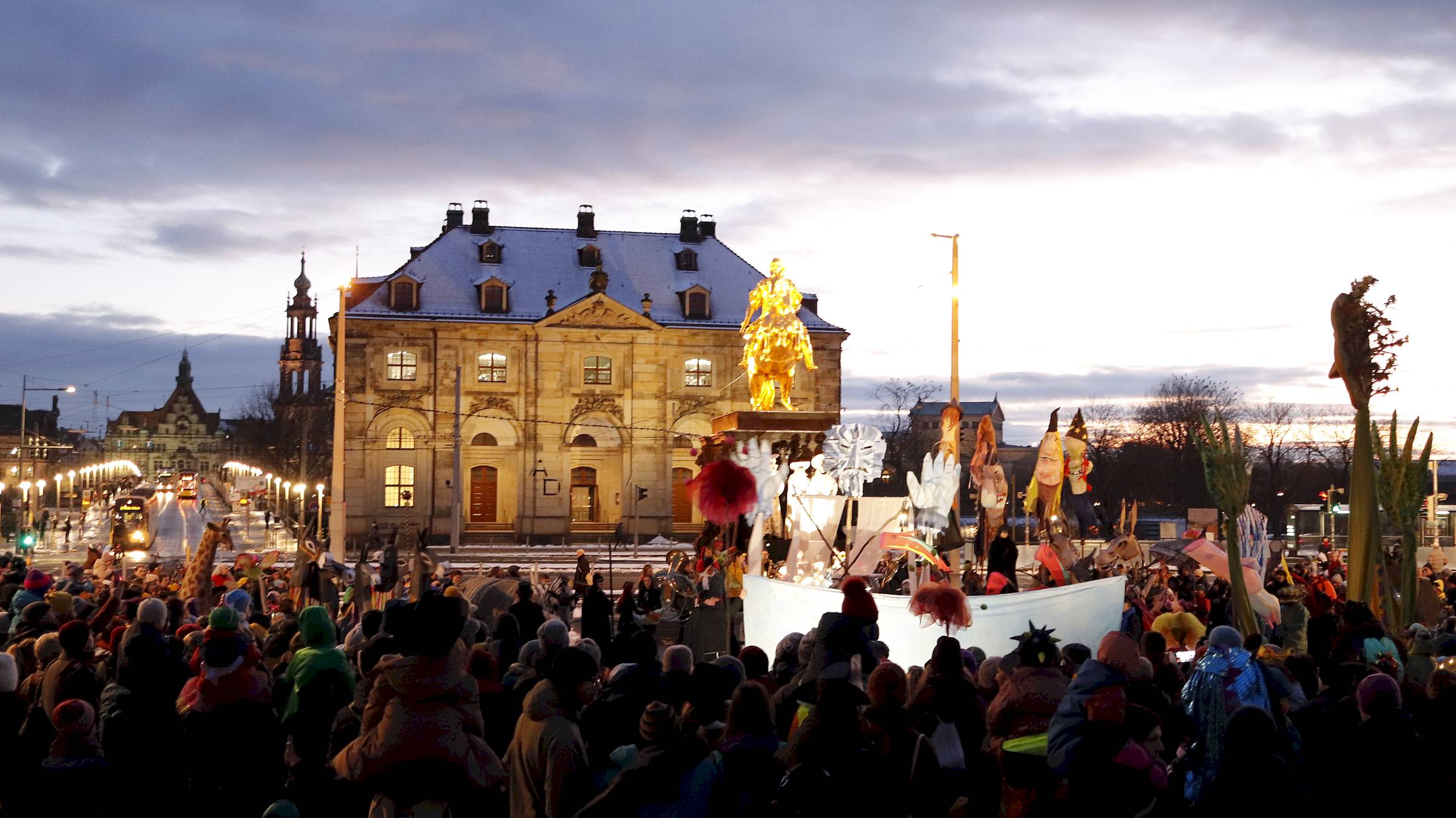 Abschluss der Wintervertreibung auf dem Neustädter Markt - Foto: Anton Launer