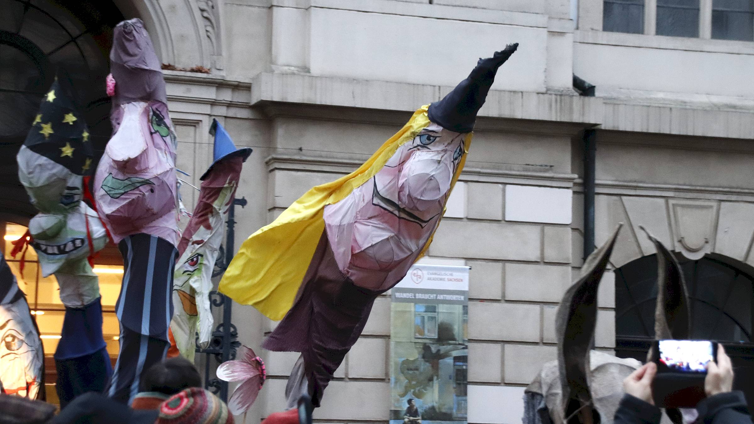 Guck mal, wer da aus der Kirche kommt - Foto: Anton Launer