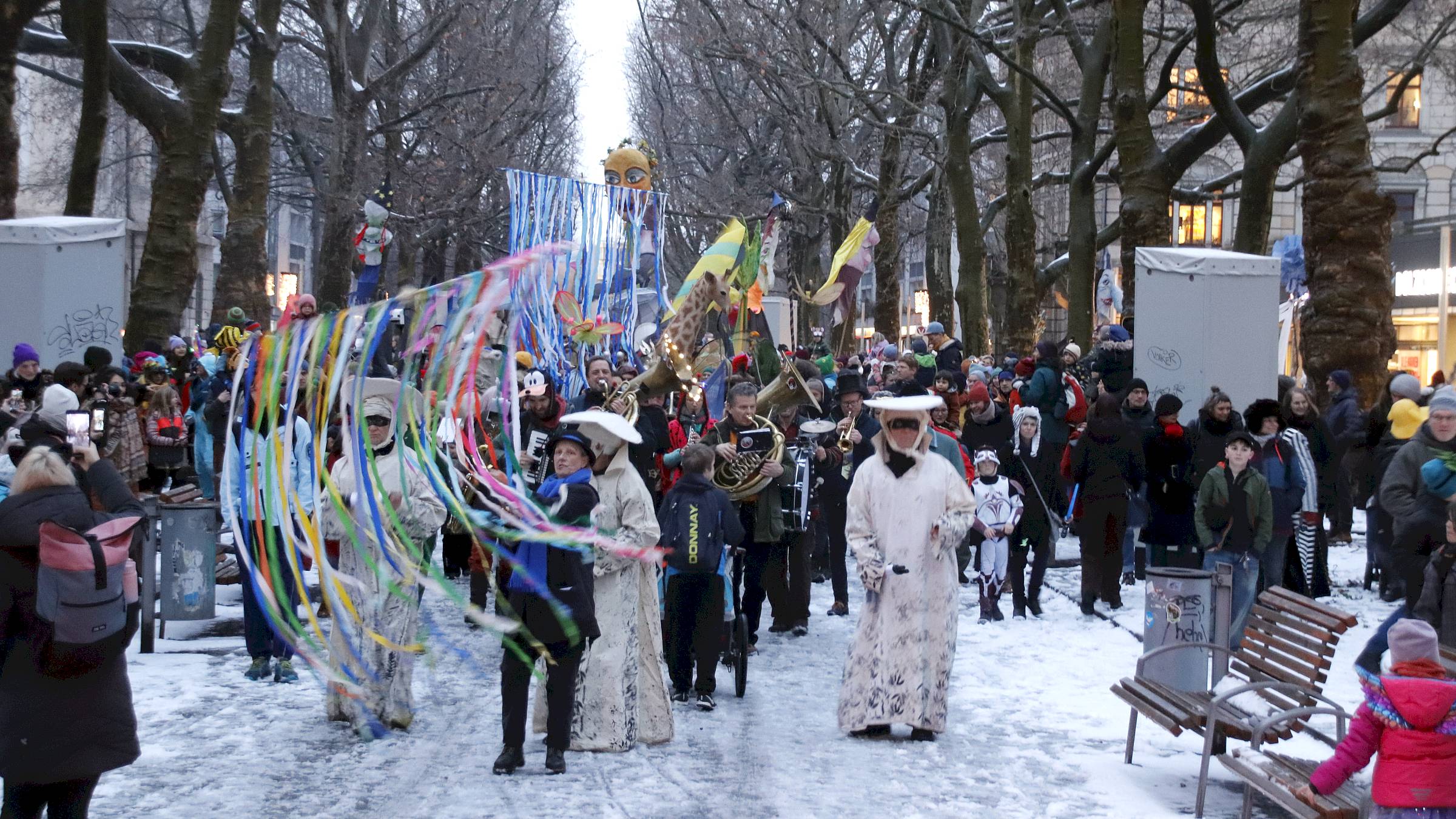 Umzug auf der Hauptstraße - Foto: Anton Launer