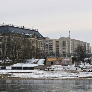 Zwei Blindgänger-Verdachtspunkte – Evakuierung im März möglich Kampfmittelsondierungen am Rumpf der ehemaligen Carolabrücke - Foto: Anton Launer