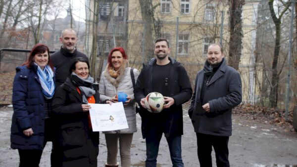 Scheckübergabe (v.l.): Mandy Pretzsch (Stadtbezirksamt Neustadt), Kinderhaus-Leiter Sandro Junge, Barbara Oehlke und Evelyn Dangries (Neustädter Advent), Benny Kirsten und Diakonie-Chef Thomas Slesazeck. Foto: Anton Launer