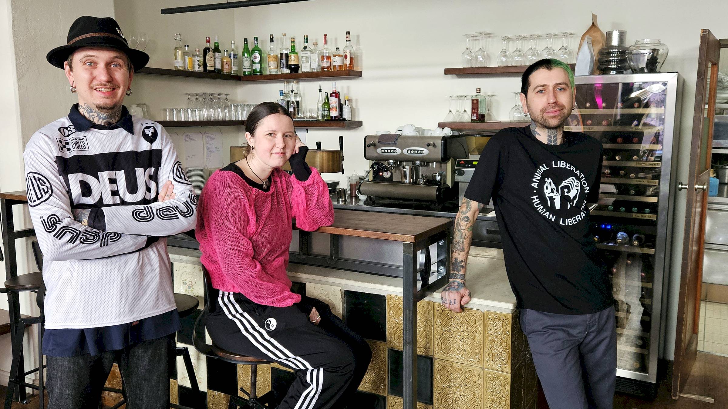 Denys, Aliesia und Arkadii am frisch freigelegten Kachel-Tresen. Foto: Anton Launer