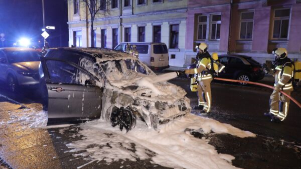 Völlig ausgebrannter Land Rover - Foto: Roland Halkasch