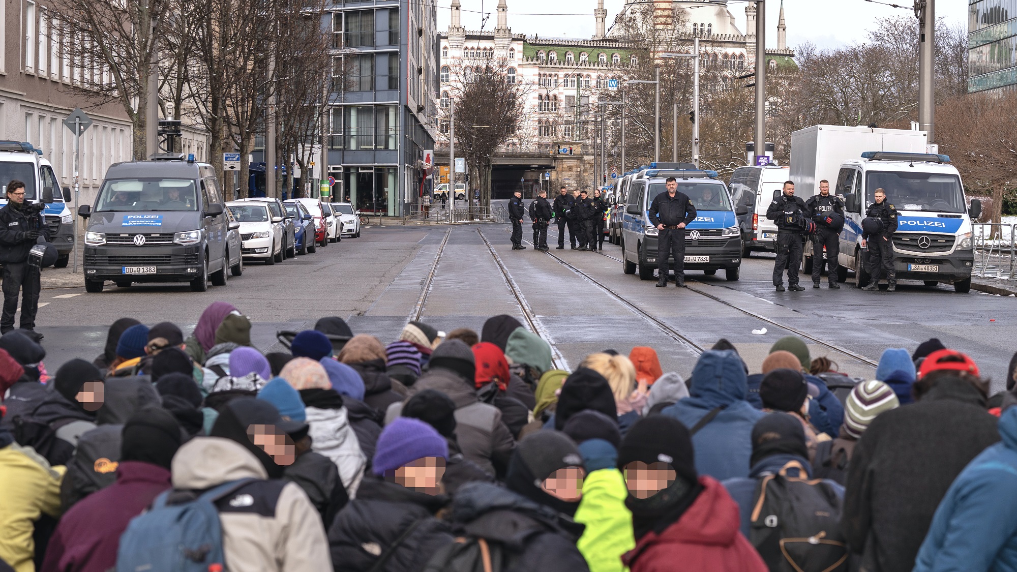 Friedliche Sitzblockaden, wie hier im vergangenen Jahr, sind laut Anne Herpertz als gestalterisches Mittel einer spontanen Versammlung legal. Foto: Bastian Stock