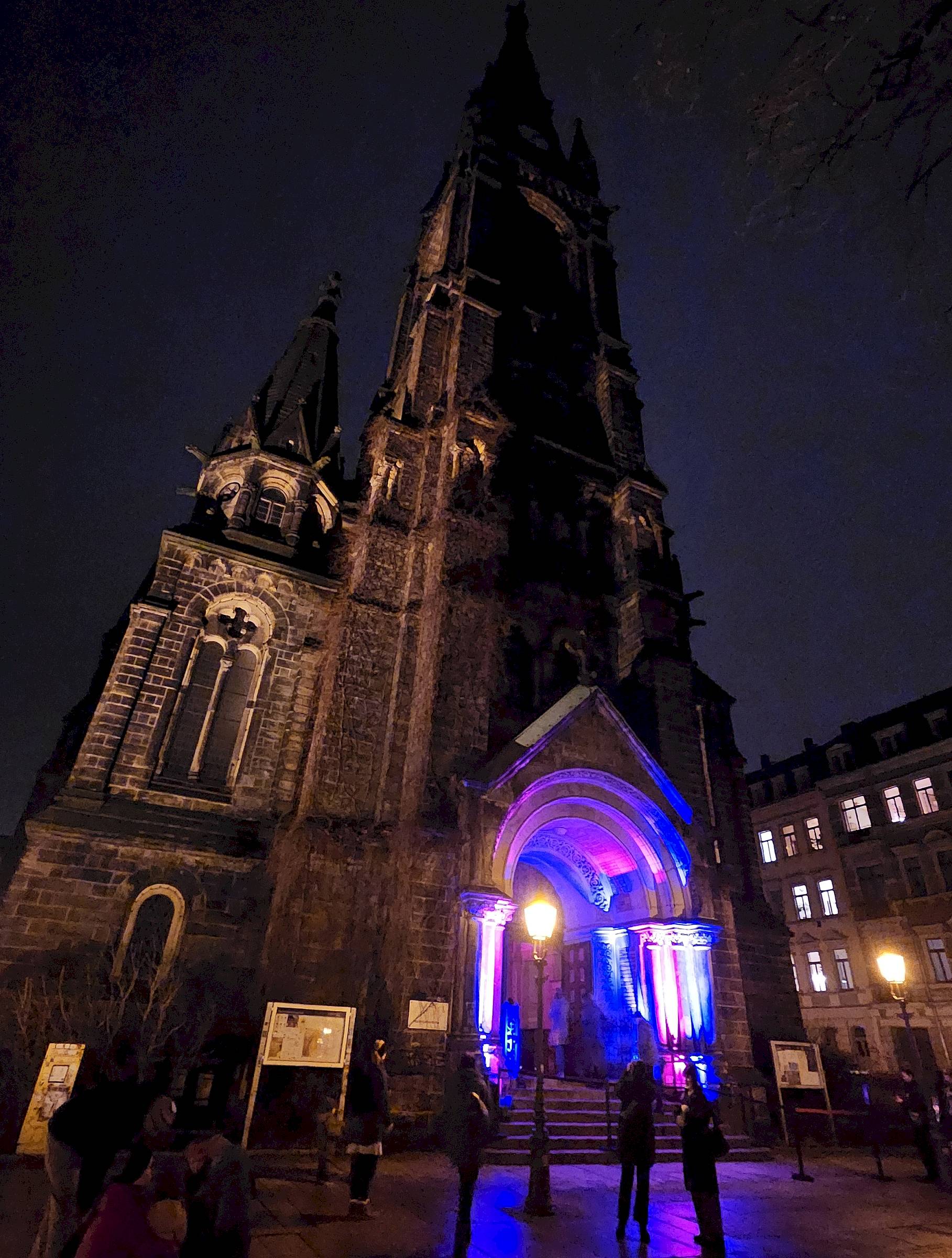 Martin-Luther-Kirche zur Premiere von "Genesis" - Foto: Anton Launer