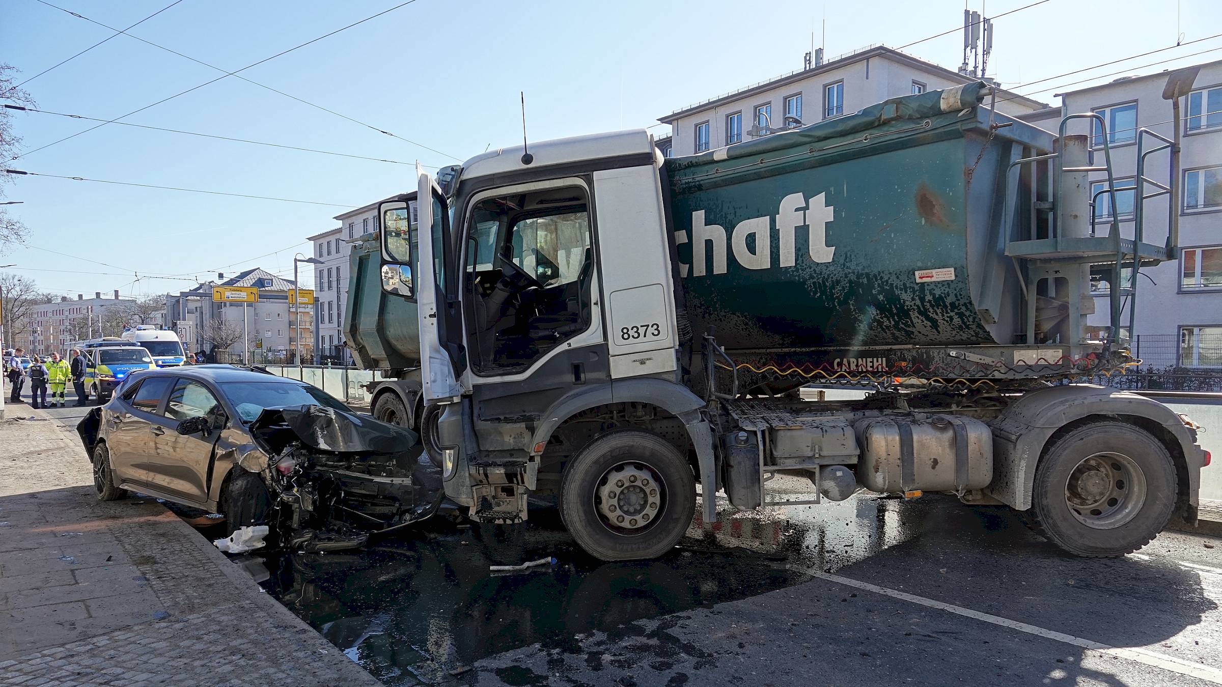 Schwerer Verkehrsunfall auf der Bautzner Straße - Foto: Roland Halkasch