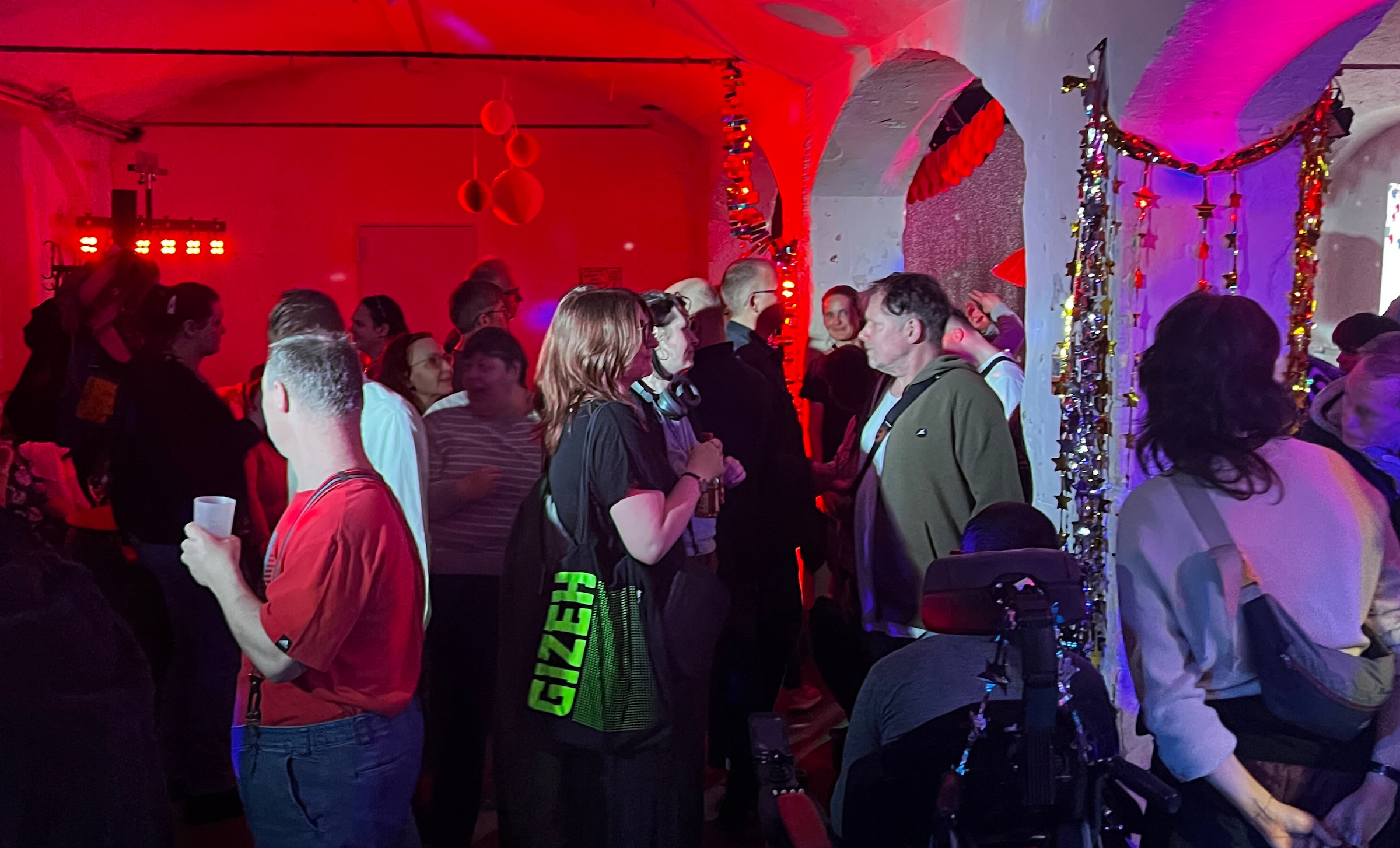 Ausgelassene Stimmung bei der „Disco für alle“. Foto: Mercedes Braun