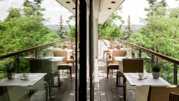 Terrasse mit Elbblick im Café Blanc - Foto: Impuls Dresden