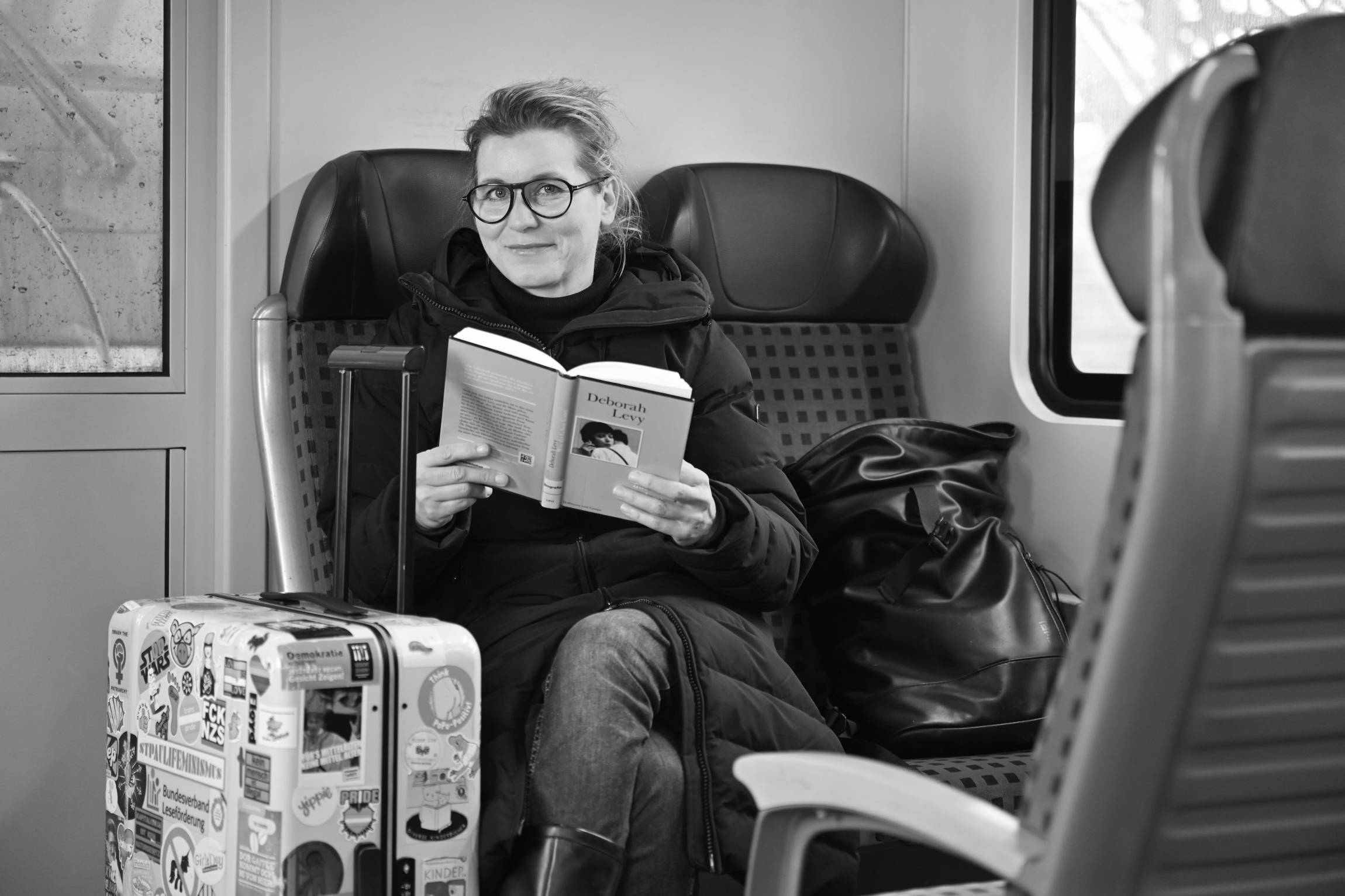 Eine der Portraitierten: Frauke Angel mit Lieblingsbuch von Deborah Levy in der S-Bahn - Foto: Anja Schneider