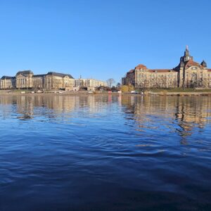 Am Fuße der nördlichen Widerlager der ehemaligen Carolabrücke gab es Bombenverdacht. Foto: Anton Launer