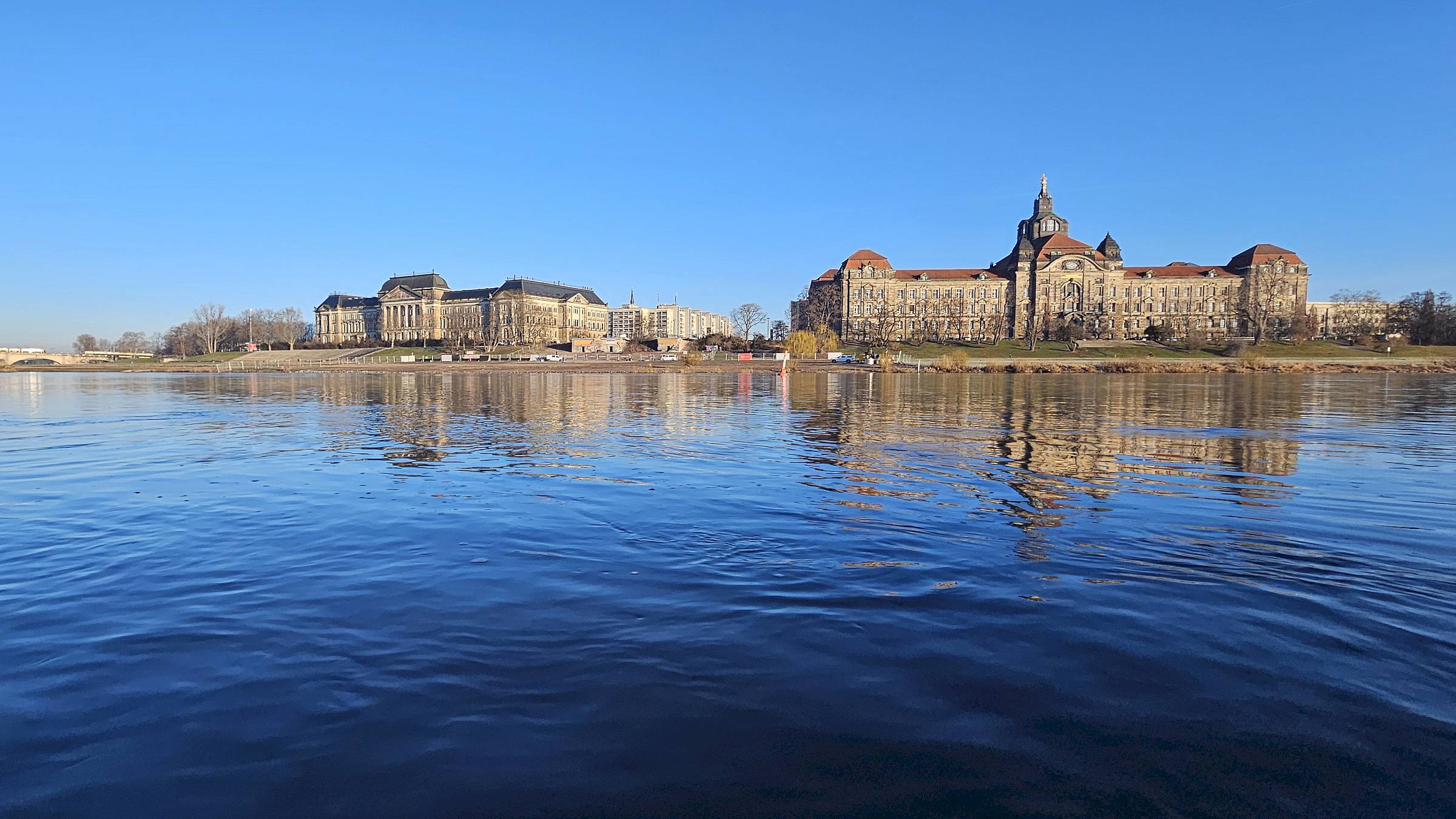 Am Fuße der nördlichen Widerlager der ehemaligen Carolabrücke gab es Bombenverdacht. Foto: Anton Launer