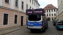 Weltkriegsbombe: Evakuierung im Gange Mit Lautsprecherwagen fährt die Polizei durch die Innere Neustadt und fordert die Menschen auf, das Gebiet zu verlassen. Foto: Florian Varga