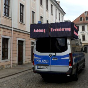 Mit Lautsprecherwagen fährt die Polizei durch die Innere Neustadt und fordert die Menschen auf, das Gebiet zu verlassen. Foto: Florian Varga