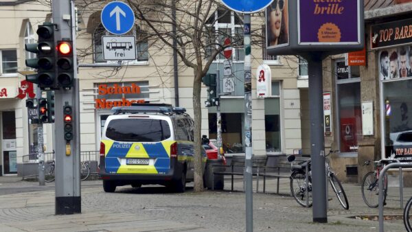 Polizeiautos stehen bereit, um die Straßen in die Innere Neustadt abzusperren. Foto: Anton Launer