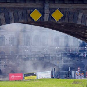 Um 15:10 Uhr hatten die Spezialisten des Kampfmittelbeseitigungsdienstes den Zünder der britischen Fliegerbombe entfernt und anschließend gesprengt. Foto: Jonas Schubert