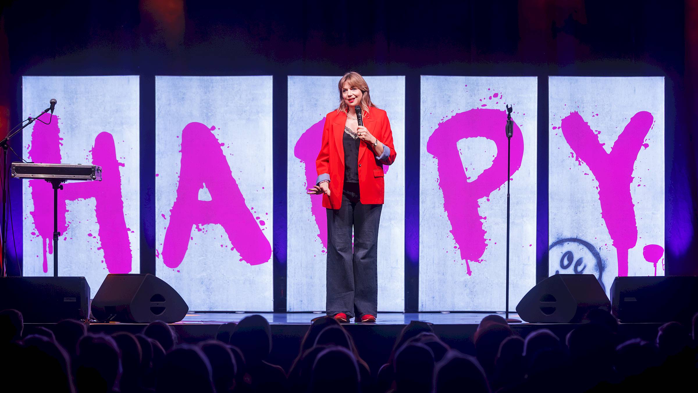Mirja Regensburg macht die HumorZonen-Besucher*innen glücklich. Foto: Amac Garbe
