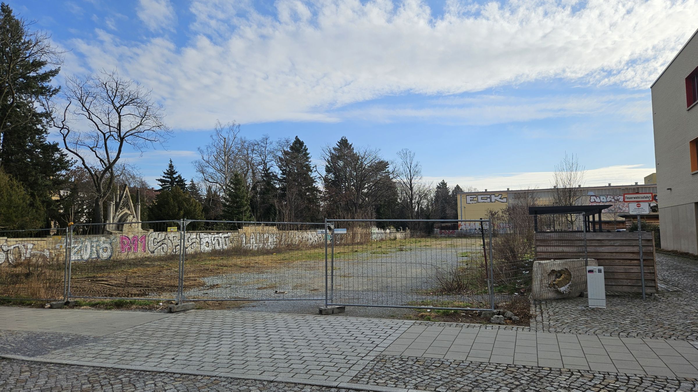 Brache zwischen Schule und Friedhof soll Park und E-Tankstelle werden. Foto: Anton Launer