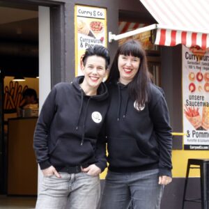 Simone und Susanne Meyer-Götz vor ihrem Curry-Wurst-Imbiss. Foto: Anton Launer