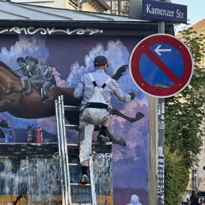 Hillel Eflal gestaltet das Häuschen an der Kamenzer Straße - Foto: Karen Gäbler