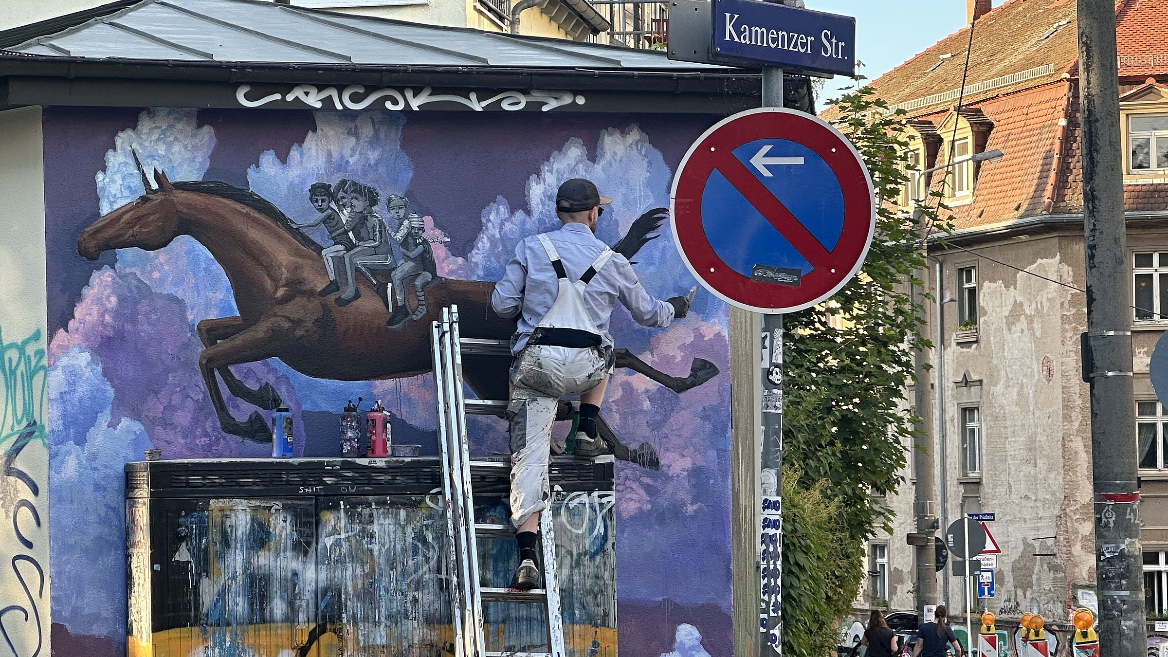 Hillel Eflal gestaltet das Häuschen an der Kamenzer Straße - Foto: Karen Gäbler