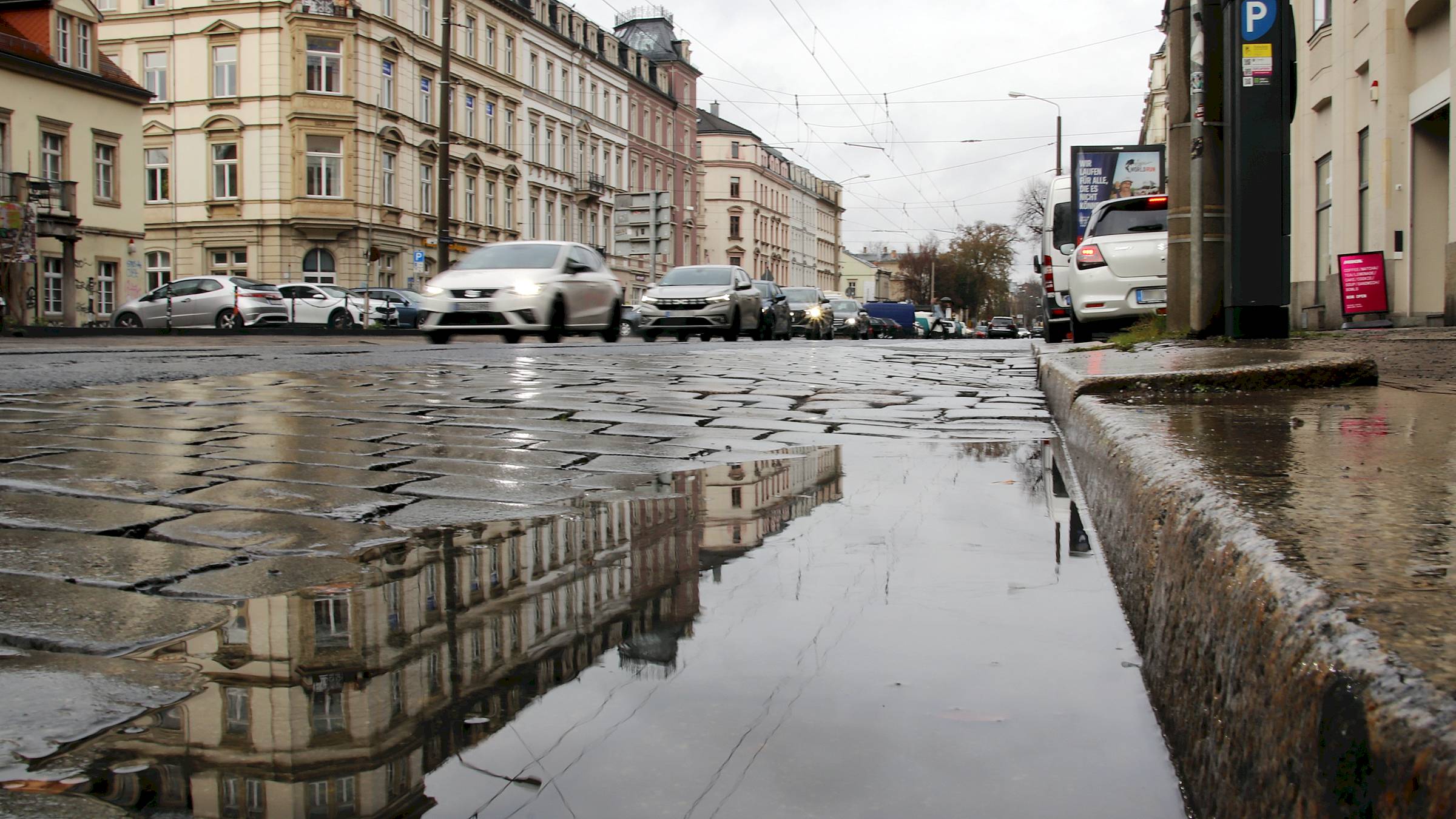 Königsbrücker Straße - Farbe statt neuem Belag? Foto: Anton Launer