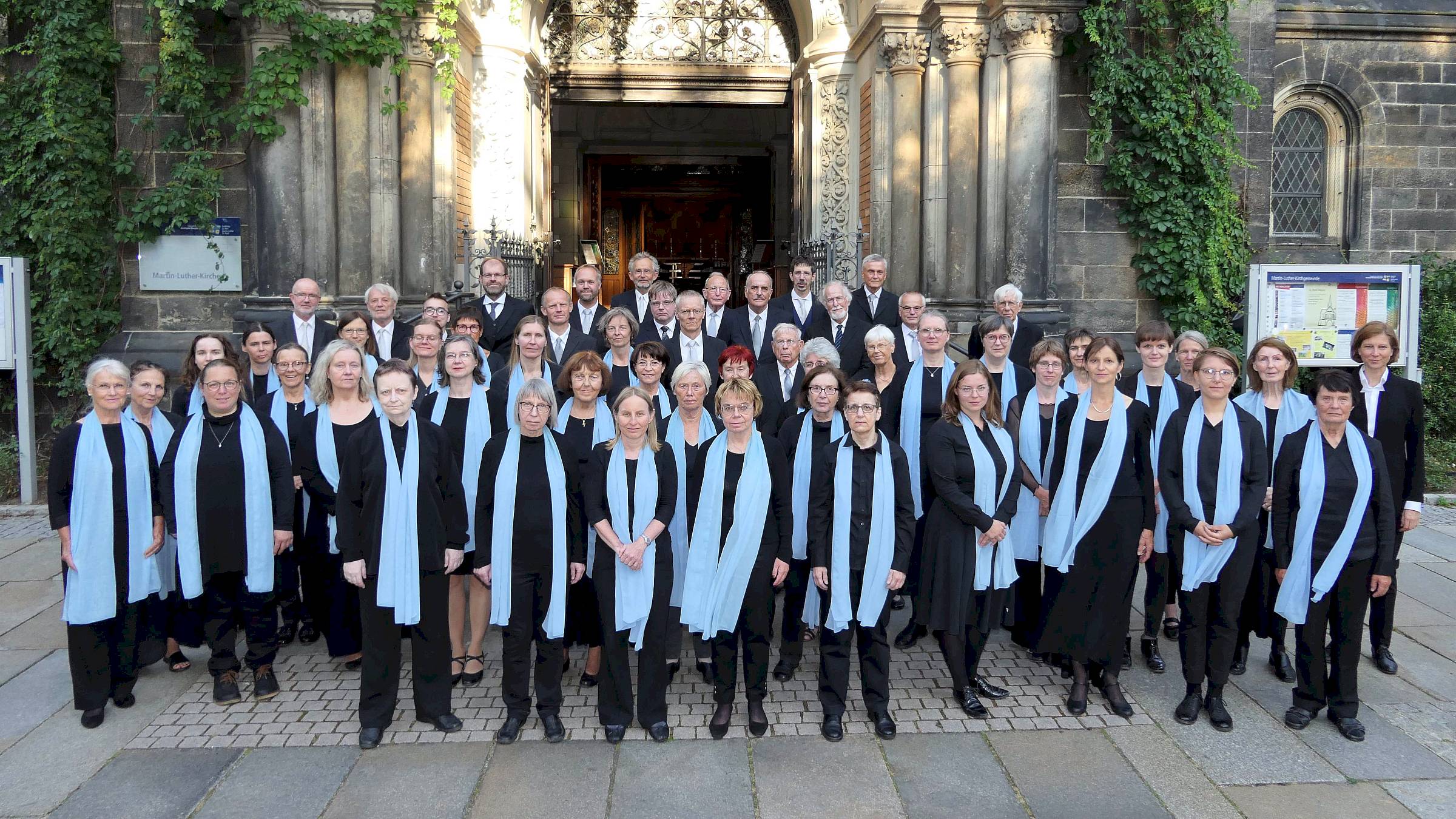 Dresdner Bachchor vor der Martin-Luther-Kirche - Foto: Ev.-Luth. Laurentiuskirchgemeinde Dresden-Neustadt