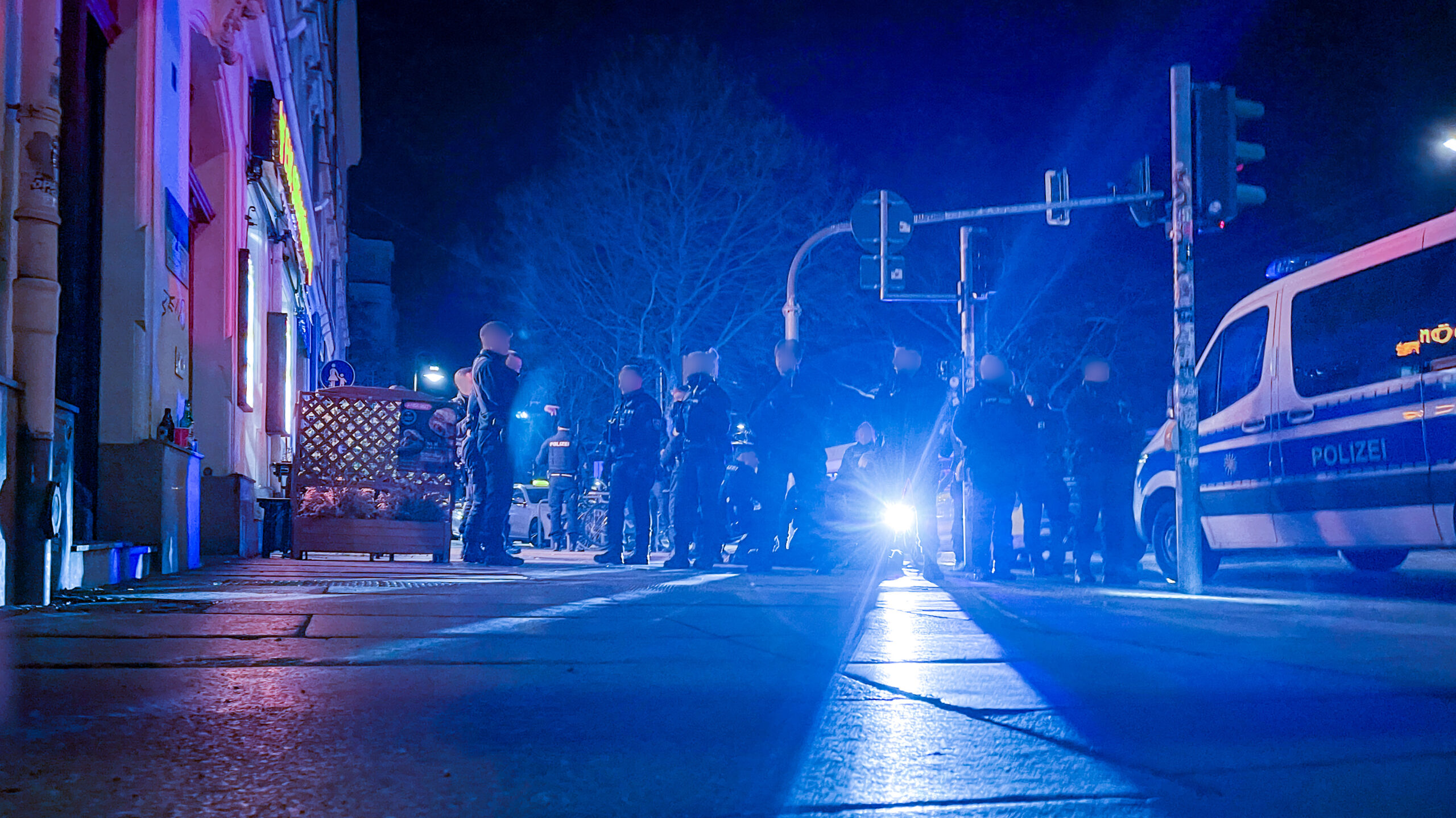 Polizisten umstellen den Tatverdächtigen, während zwei weitere Beamte diesen fixieren. - Foto: Florian Varga