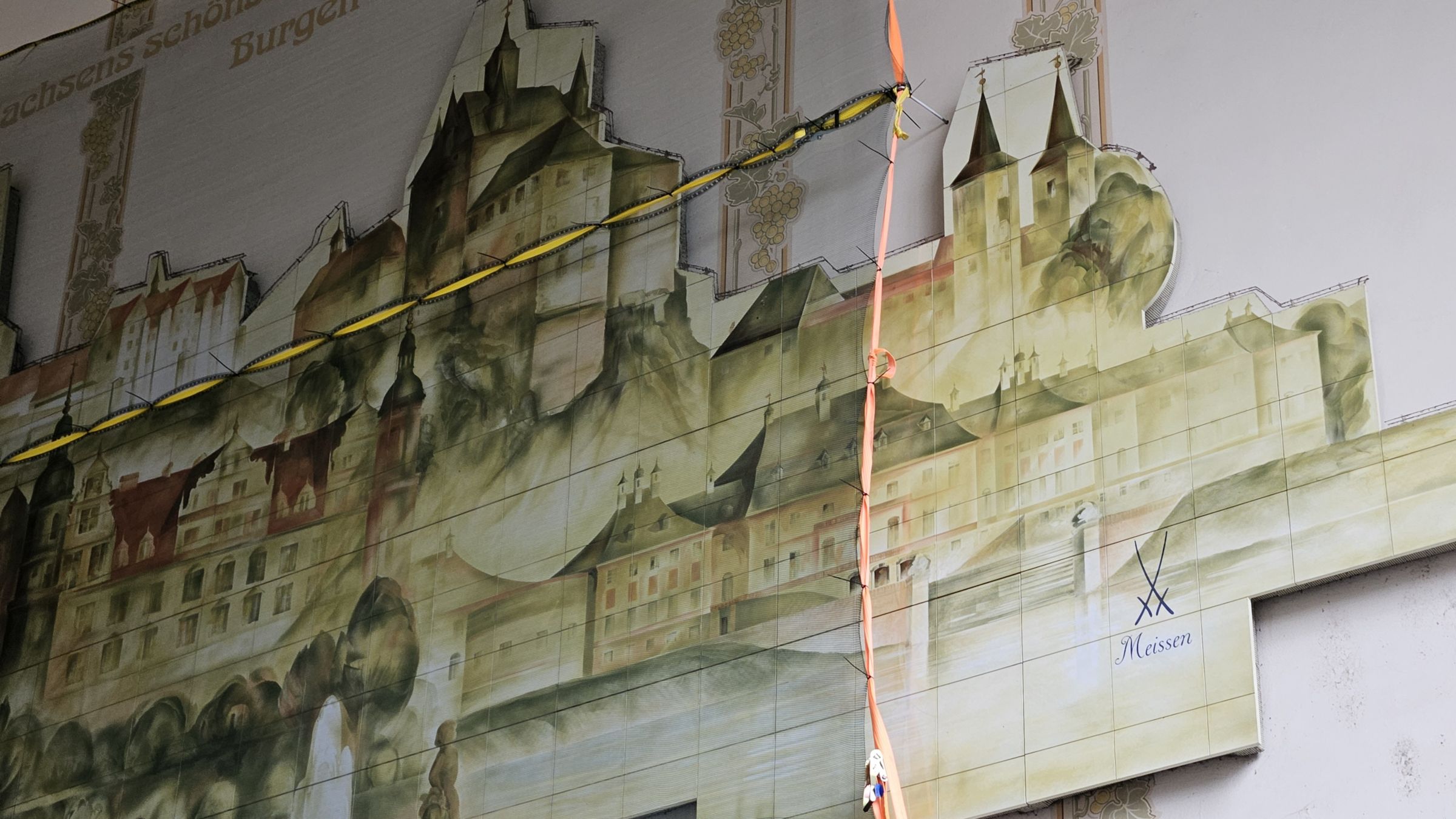 Das Porzellanwandbild der Staatlichen Porzellan-Manufaktur Meissen ziert seit 2002 den Bahnhof. Foto: Anton Launer