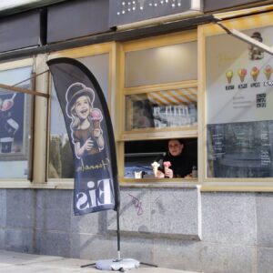 Neu auf der Hauptstraße: Hannelores Eis Seit Karfreitag geöffnet - Fensterverkauf es Eiscafés Hannelore - Foto: Anton Launer