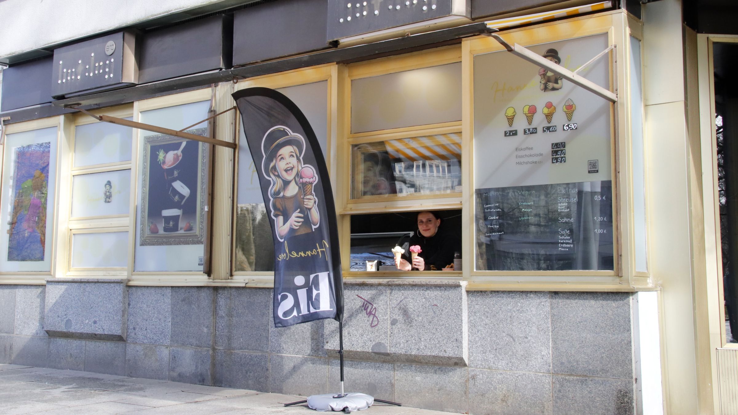 Seit Karfreitag geöffnet - Fensterverkauf es Eiscafés Hannelore - Foto: Anton Launer