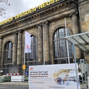 Bis Mai müssen Reisende den Hintereingang des Bahnhofs nutzen. Foto: Anton Launer