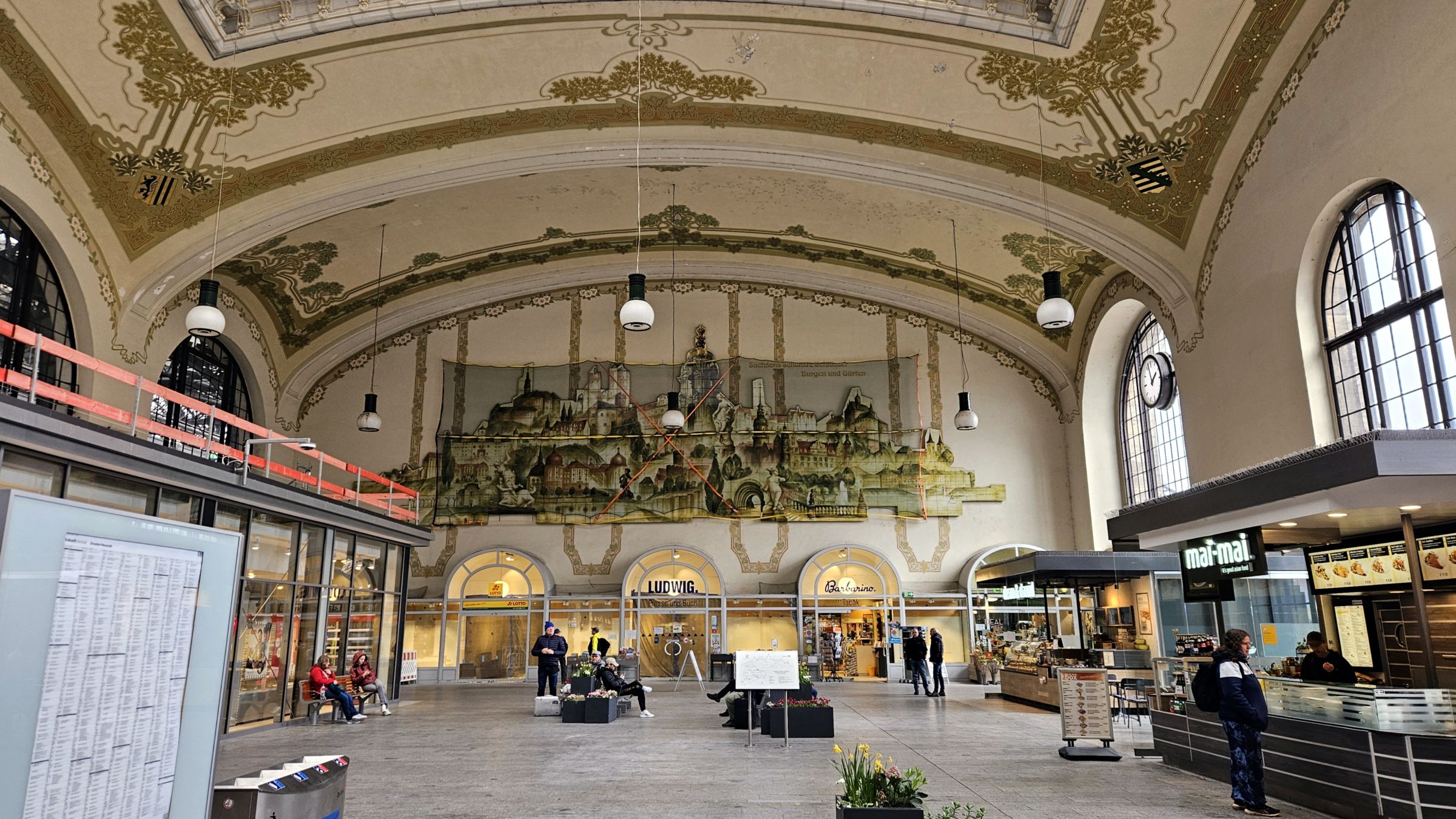 Die Stuckdecke in der Bahnhofshalle im Bahnhof Neustadt wird saniert. Foto: Anton Launer