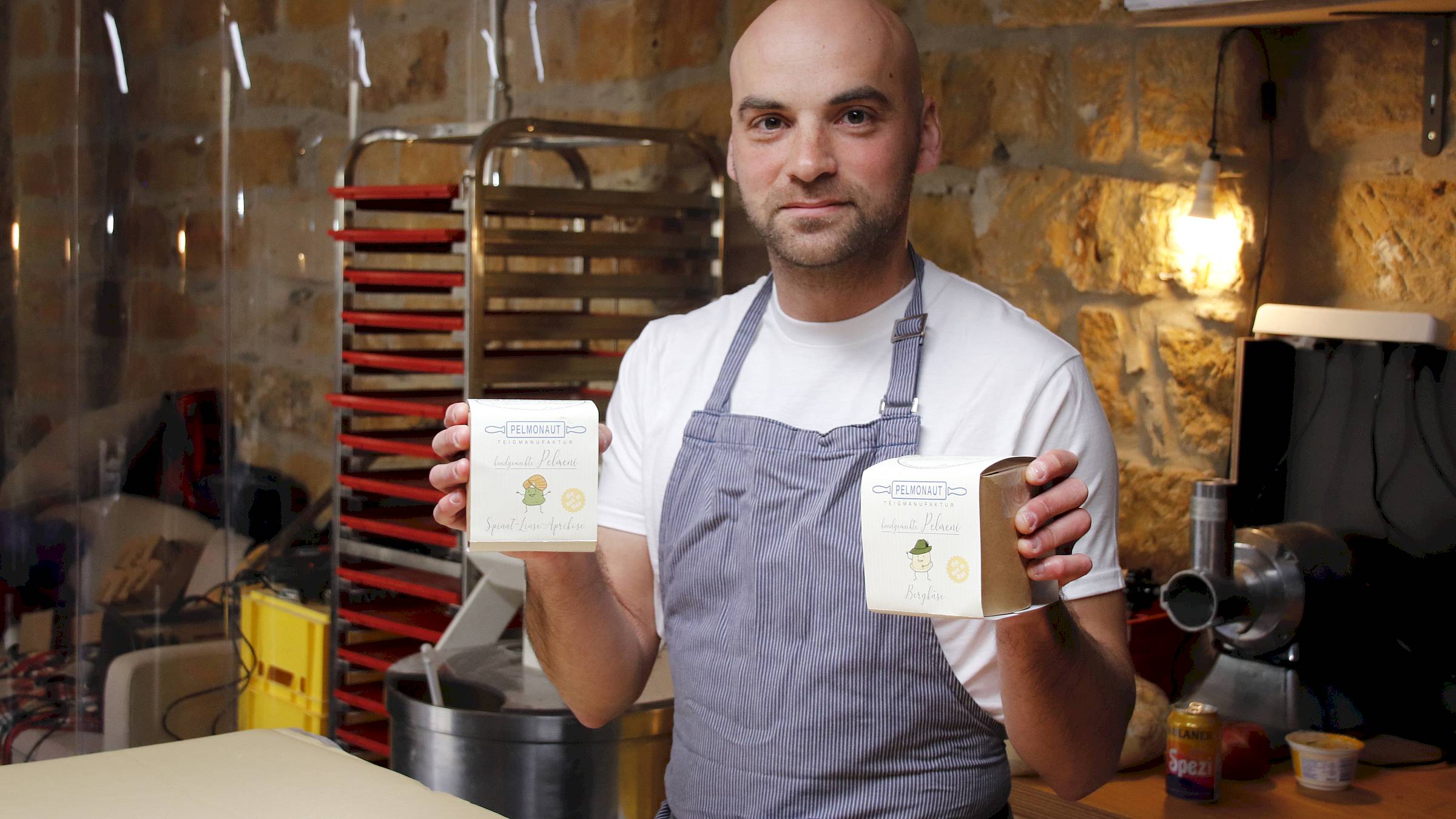 Die handwerklich gefertigten Pelmeni gibt's auch zum Mit-nach-Hause-Nehmen - Foto: Anton Launer