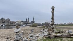 Stein für Stein: Neue Steinmännchen am Elbufer Steinstapel an der Elbe - Foto: Jonasz Schulze