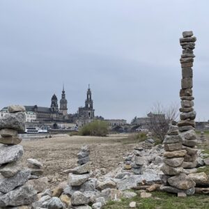 Stein für Stein: Neue Steinmännchen am Elbufer Steinstapel an der Elbe - Foto: Jonasz Schulze