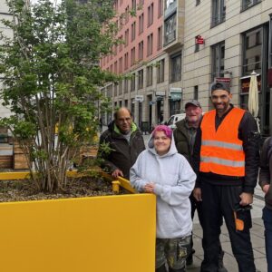 Gründer Rainer Pietrusky mit Nasira, Mario, Daniel und David – Foto: Mercedes Braun