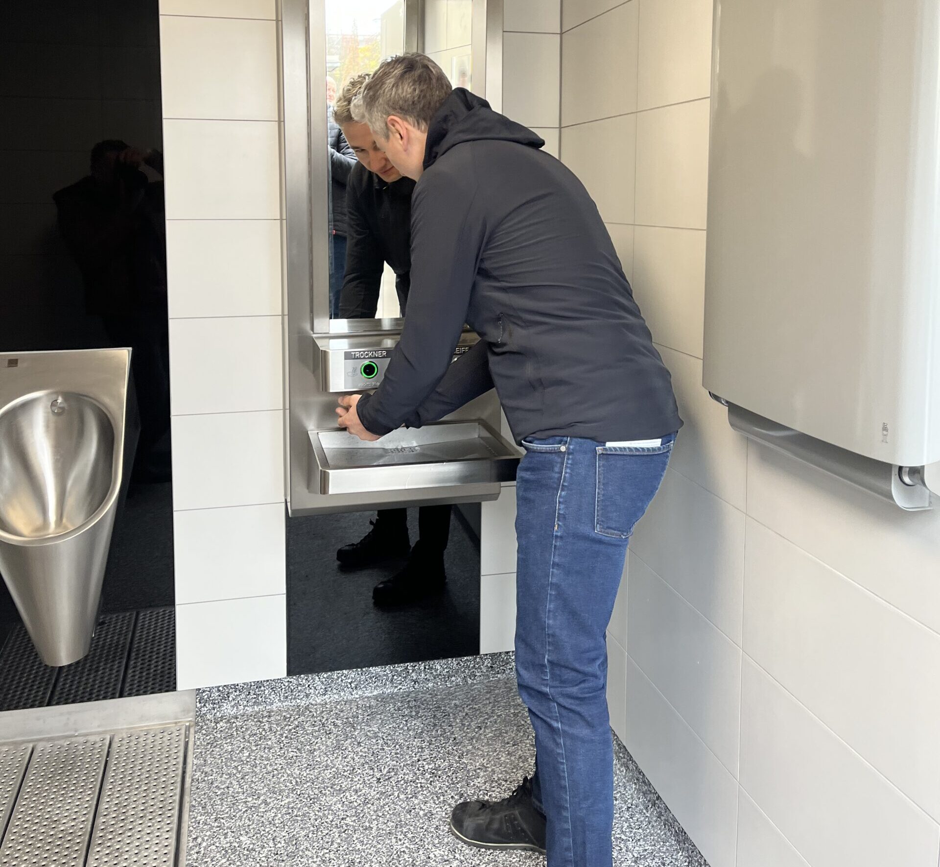 Baubürgermeister Stephan Kühn testet die neue Toilettenanlage an der Hauptstraße – Foto: Jonasz Schulze