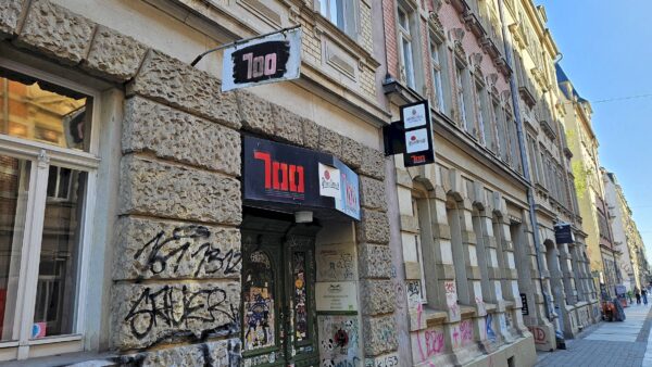 Die "Hundert" auf der Alaunstraße - Foto: Anton Launer