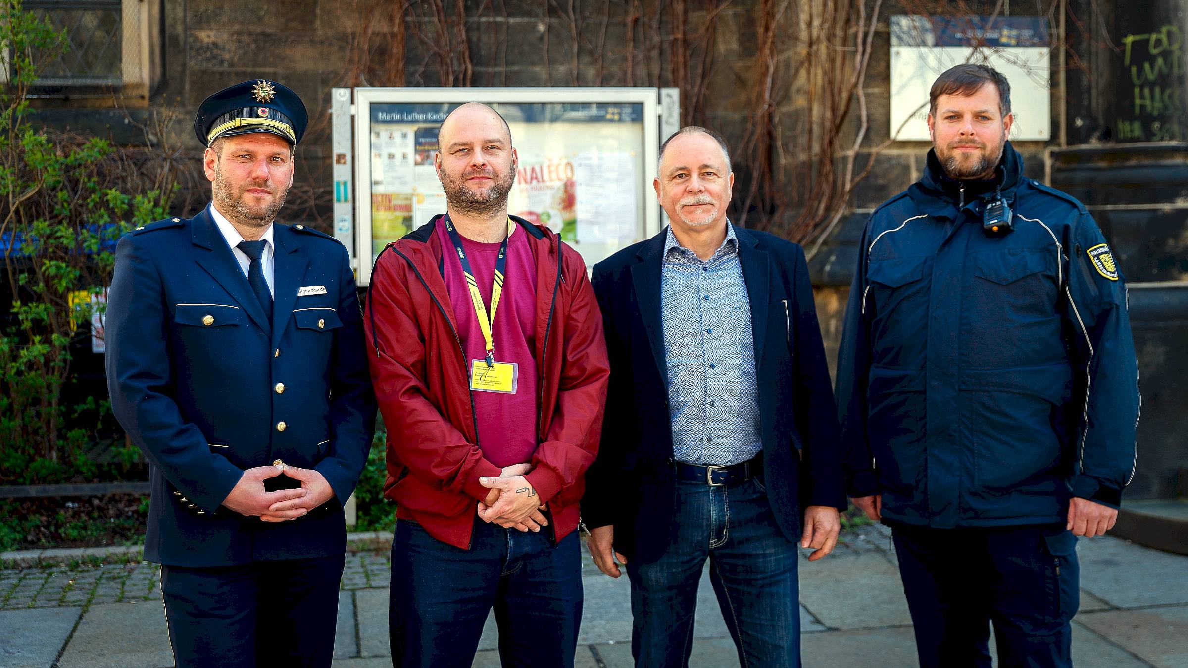 Gemeinsam für Ordnung und Sicherheit: Revierleiter Jürgen Kunath, Kiezlicht Alessandro Finke, Stadtbezirksamtsleiter André Barth und Mirko Kappelt vom Ordnungsamt. Foto: Florian Varga