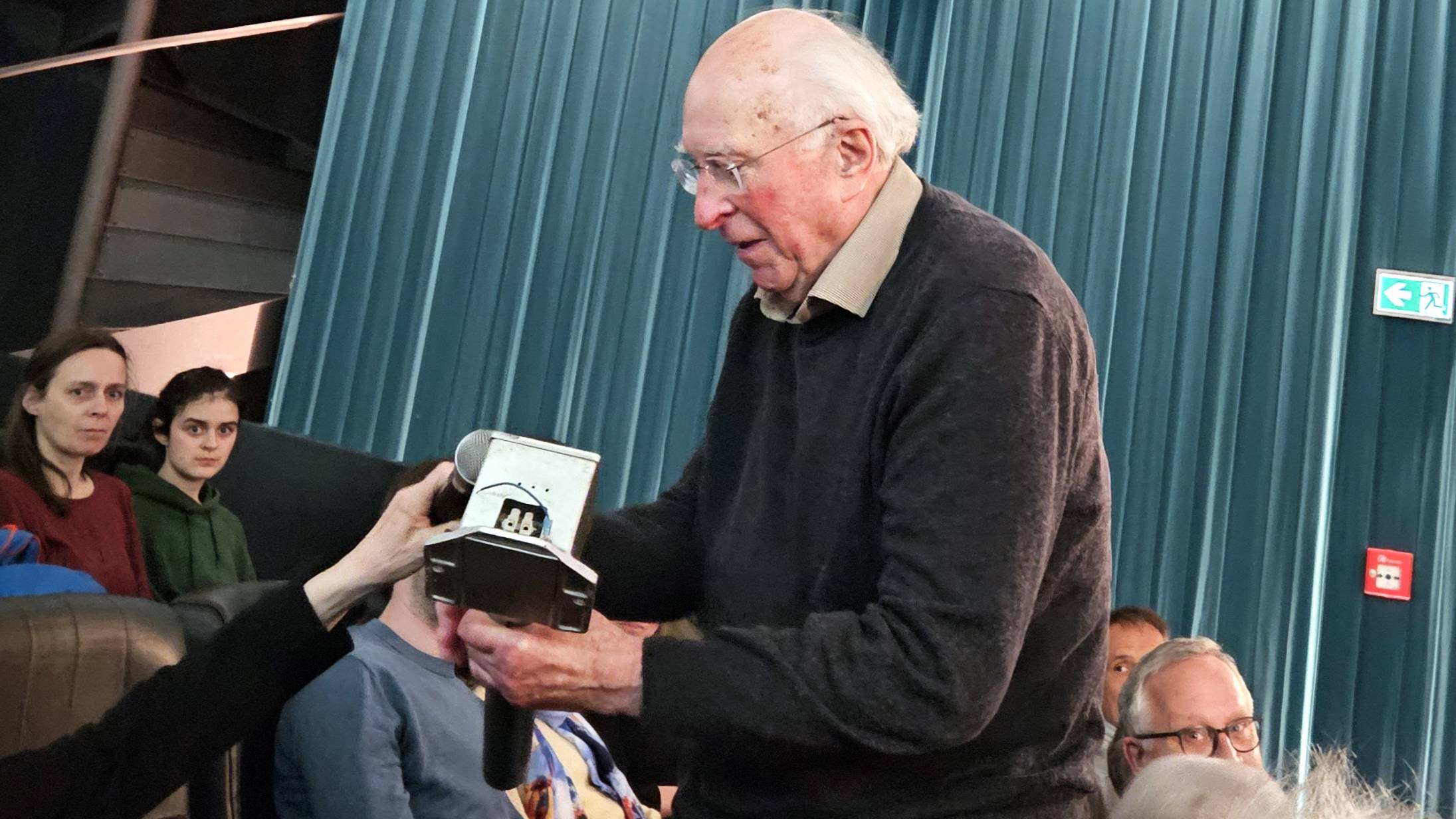 Ernst Hirsch mit dem historischen Kino-Gong im Tarkowski-Saal der Schauburg. Foto: Anton Launer