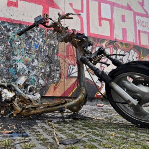 Der ausgebrannte Roller neben der Louisentoilette - Foto: Anton Launer