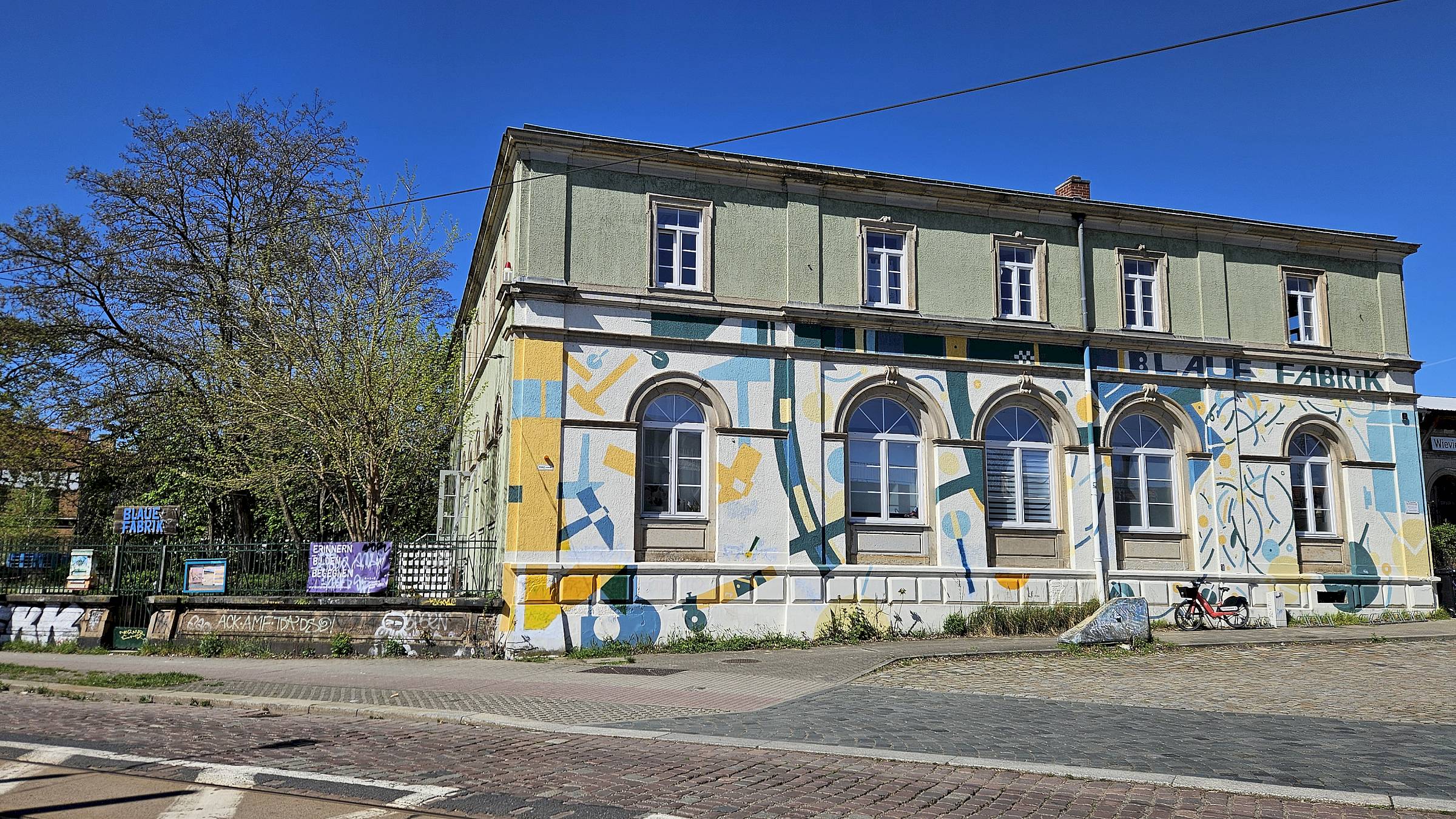Blaue Fabrik in der grünen Villa an der Eisenbahnstraße - Foto: Anton Launer