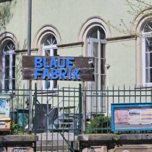 Blaue Fabrik in der grünen Villa an der Eisenbahnstraße - Foto: Anton Launer