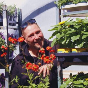 Hat wieder unzählige Pflanzen und Kräuter aufgefahren - Kräuterhexe Sven Hellmich - Foto: Anton Launer